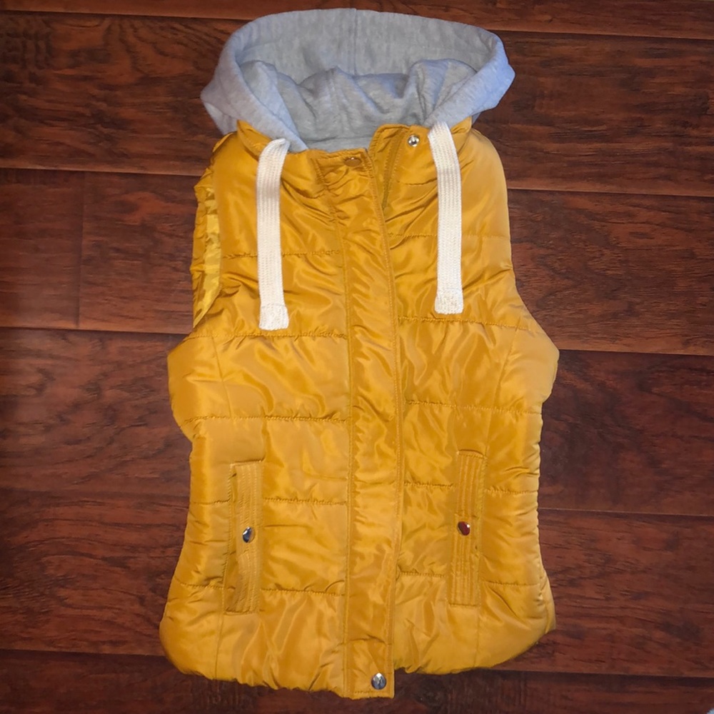 Puffy vest with hood